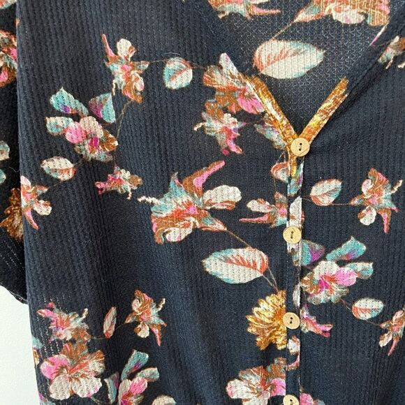 Navy Floral boutique Top  - Picture 3 of 5